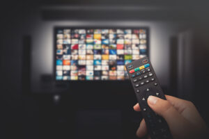 動画配信サービスを選んでいる場面